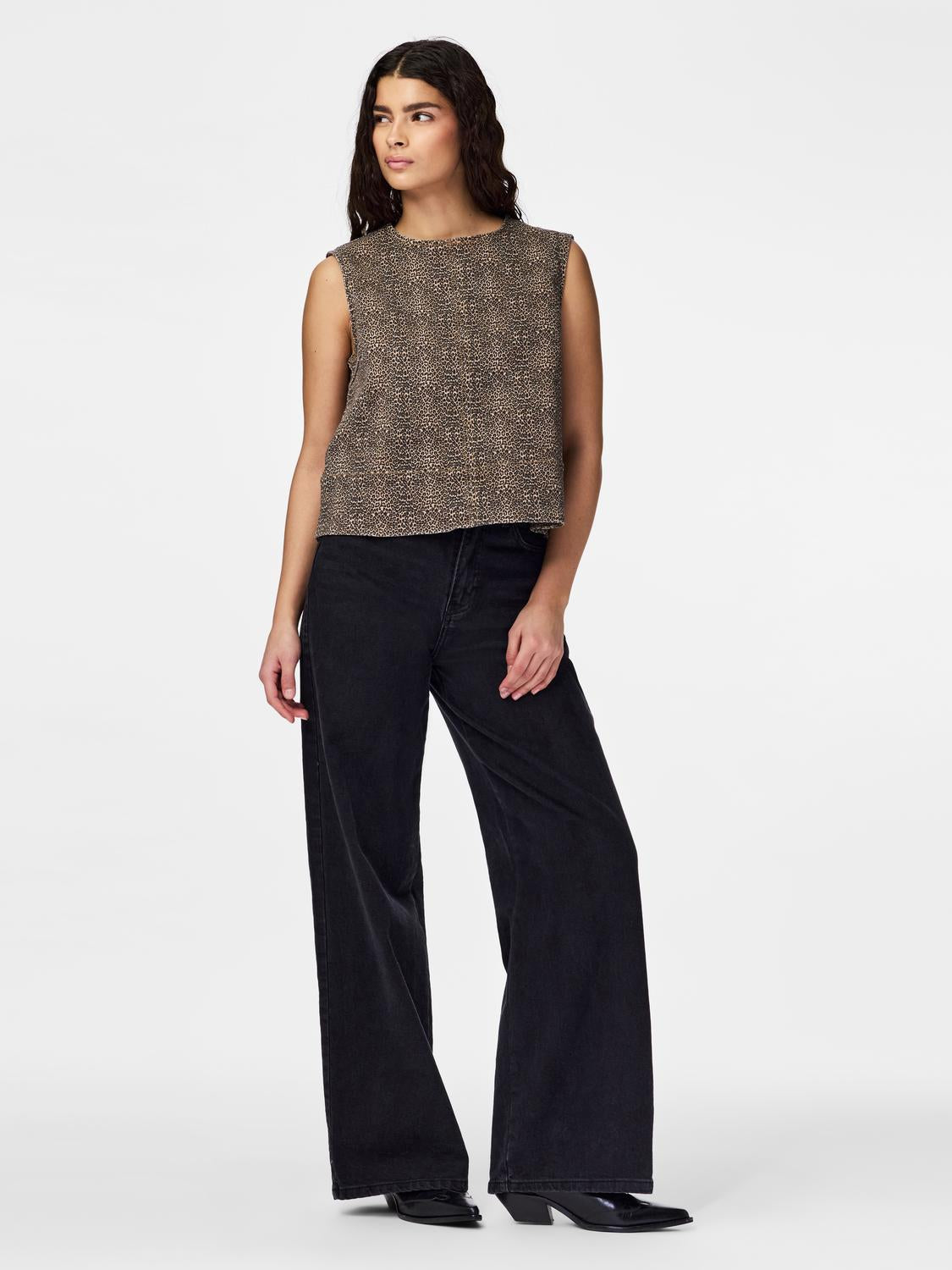 model_shot-front_full